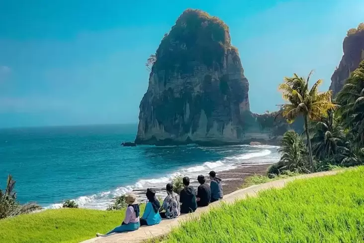 Liburan Akhir Tahun Seru pada Pantai Pangasan, Nikmati Alam yang tersebut Indah